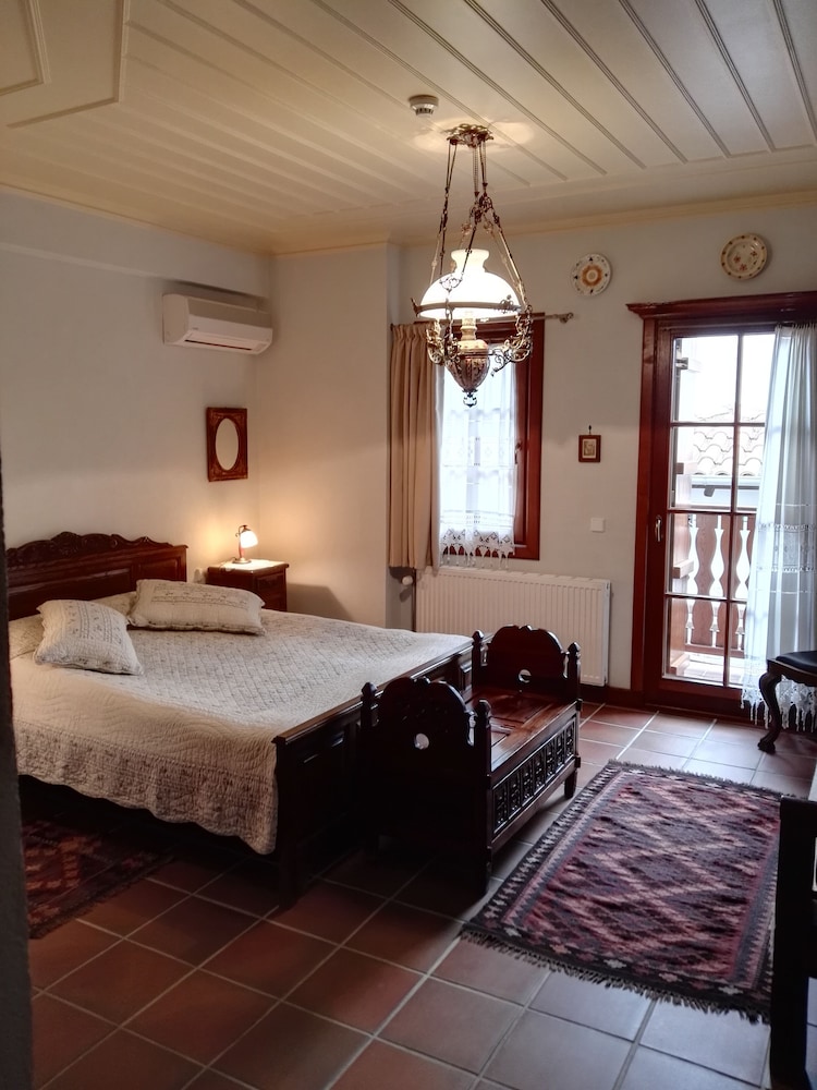 Viraggas Traditional Hotel 8/50