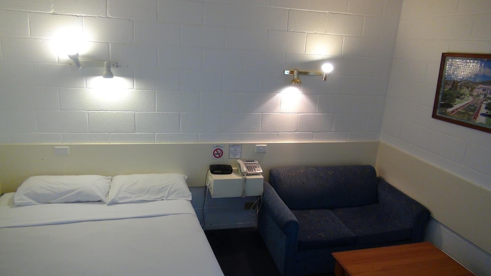 Pathfinder Motel 26/50
