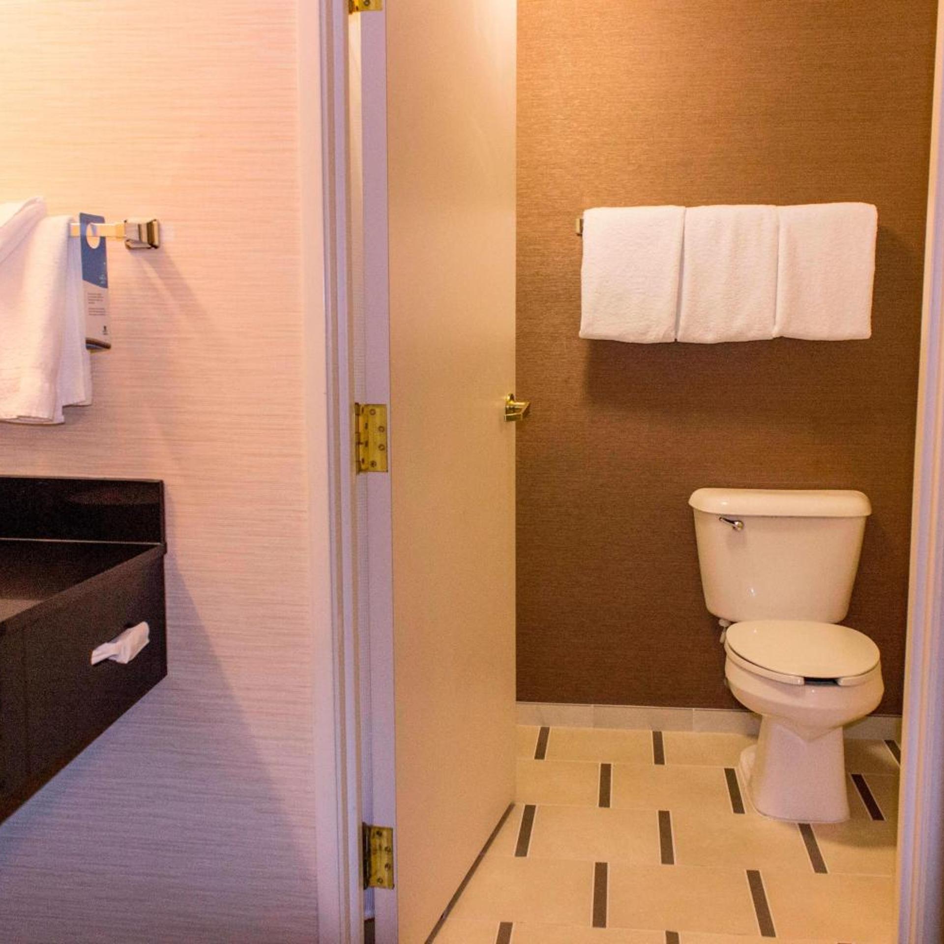 غرفة ديلوكس كبيرة بسرير كينج، Fairfield Inn Kansas City Downtown Union Hill By Marriott 3/3