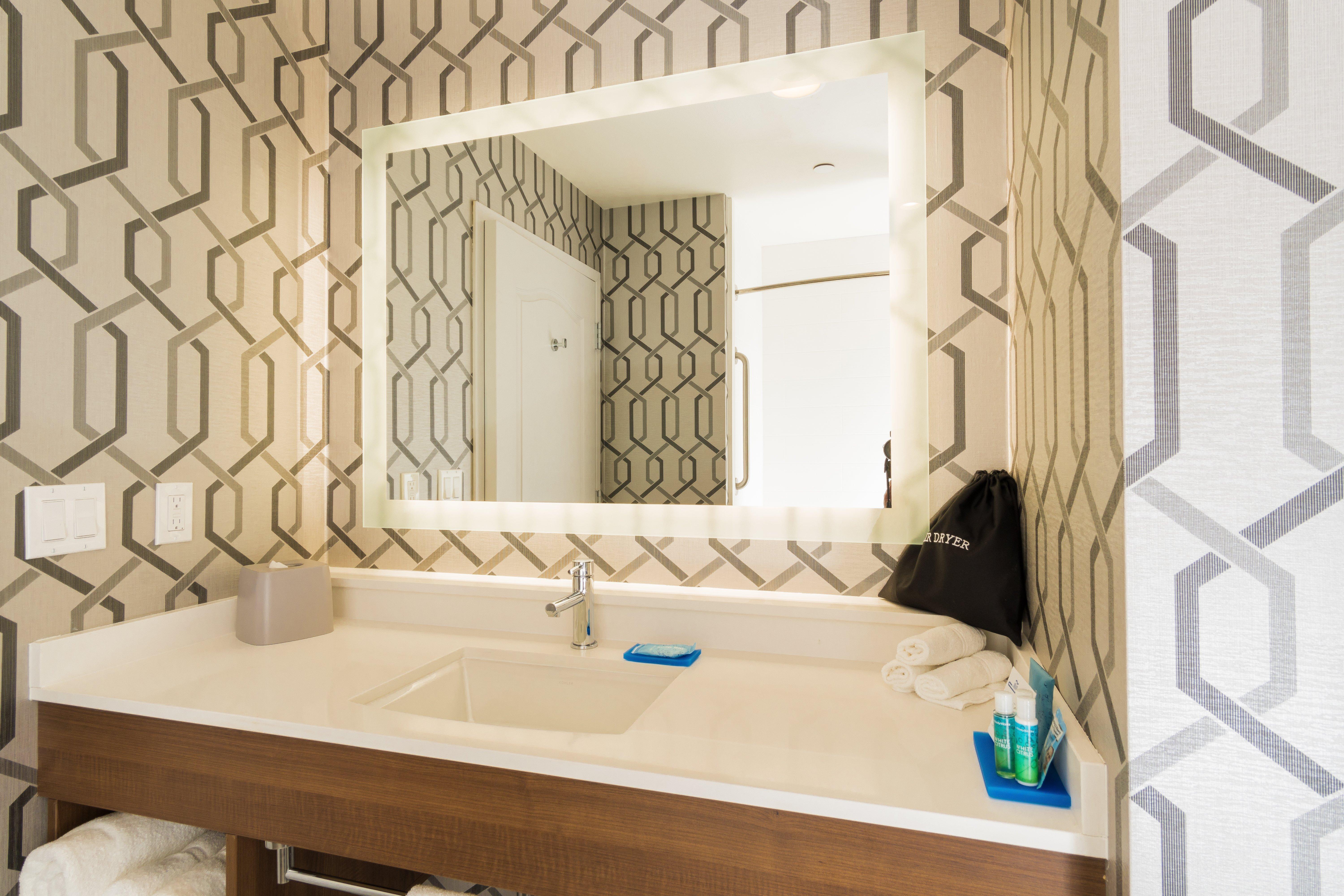 Room, King Bed, Accessible, Holiday Inn Express Hollywood Walk of Fame An Ihg Hotel 4/6