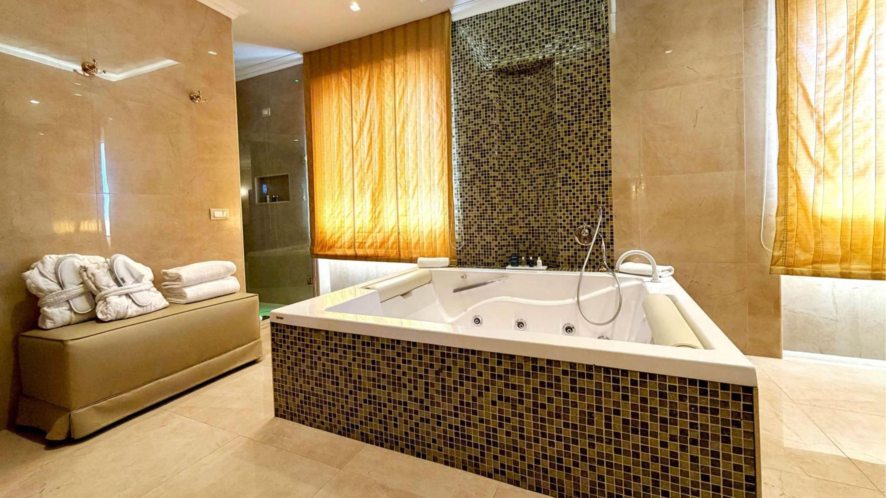 Presidential, Queen Bed, Terrace, Radisson Blu Ghr Hotel Rome 8/10