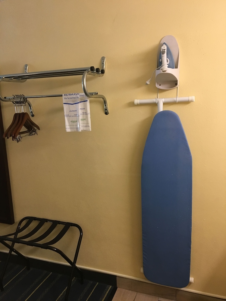 Days Inn by Wyndham Clearwater/Gulf to Bay 27/28