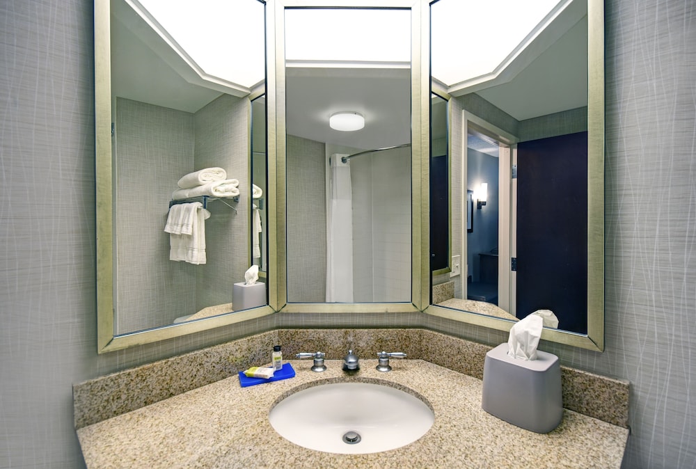 Holiday Inn Express and Suites Cincinnati Riverfront, an IHG Hotel 23/64