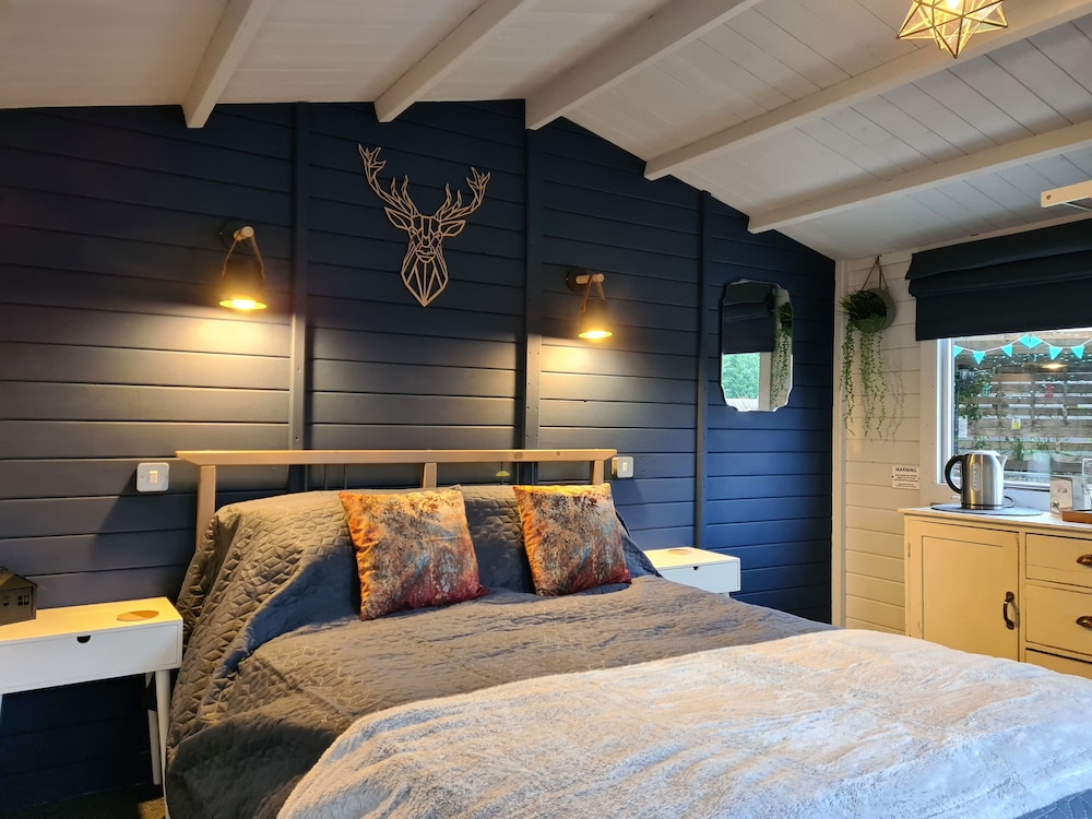 The Little Hide - Grown Up Glamping 9/50