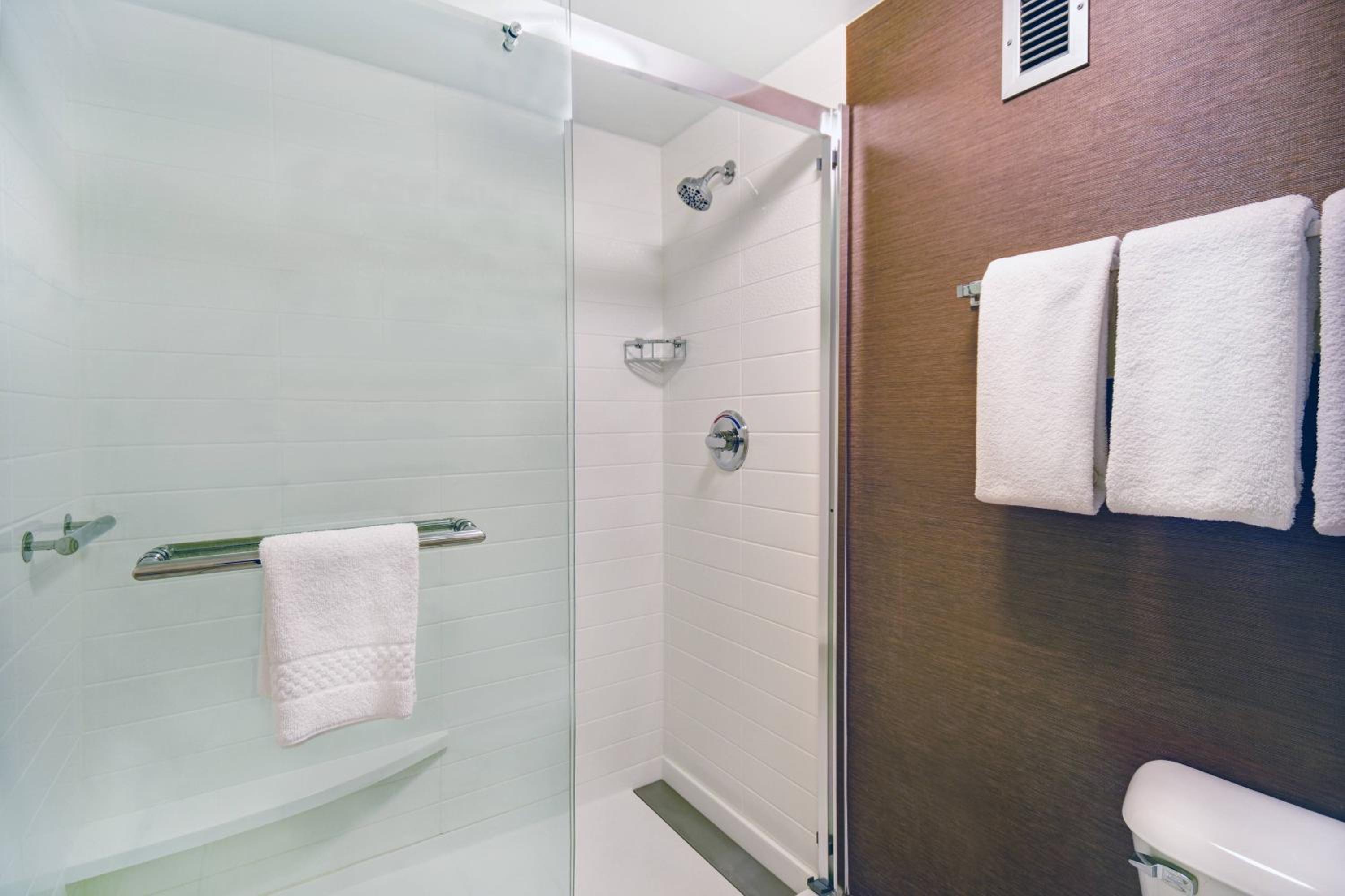 غرفة بسرير كينج بحوض استحمام لذوي الإعاقة، Fairfield Inn & Suites by Marriott Atlanta Vinings/Galleria 5/8