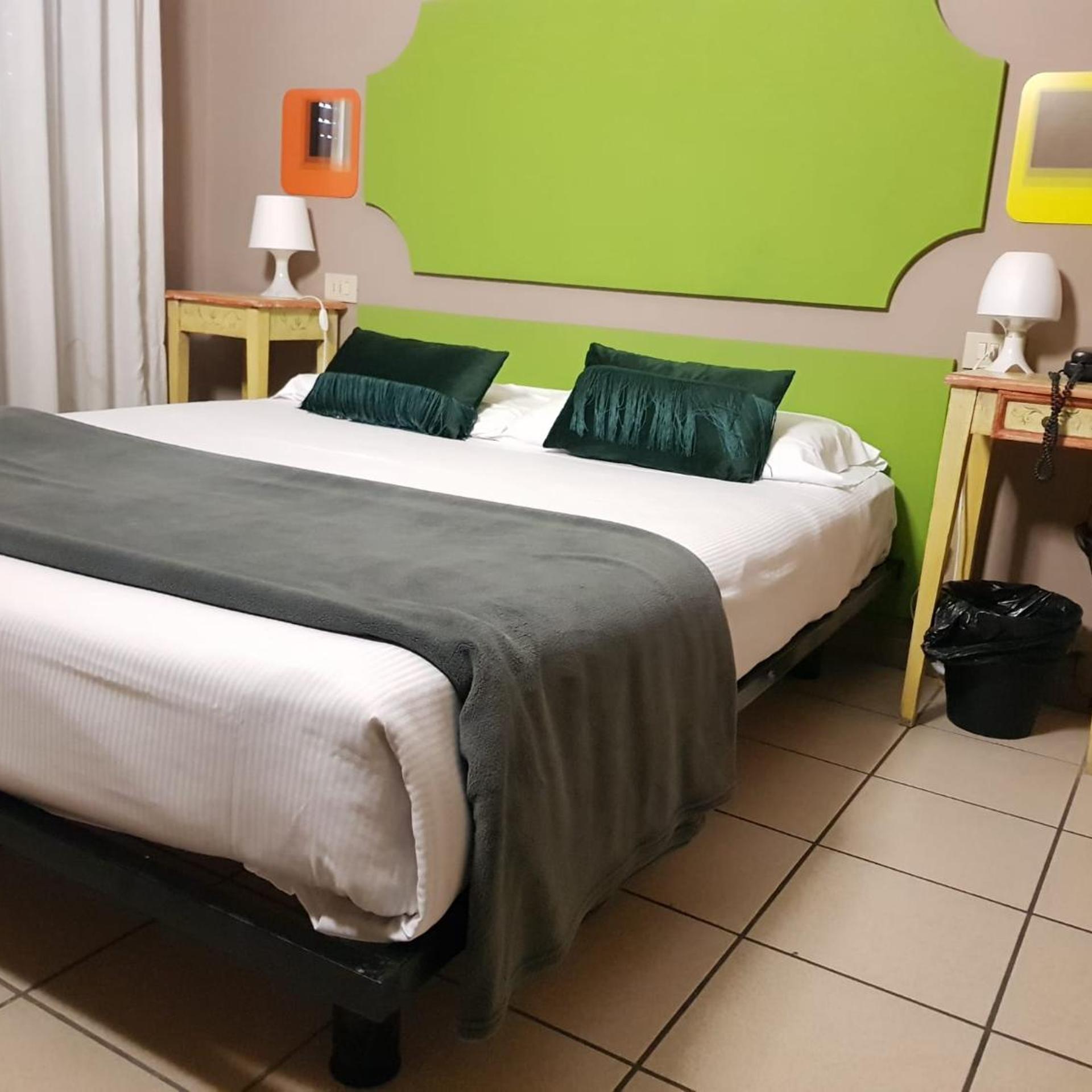 ROOM, SINGLE