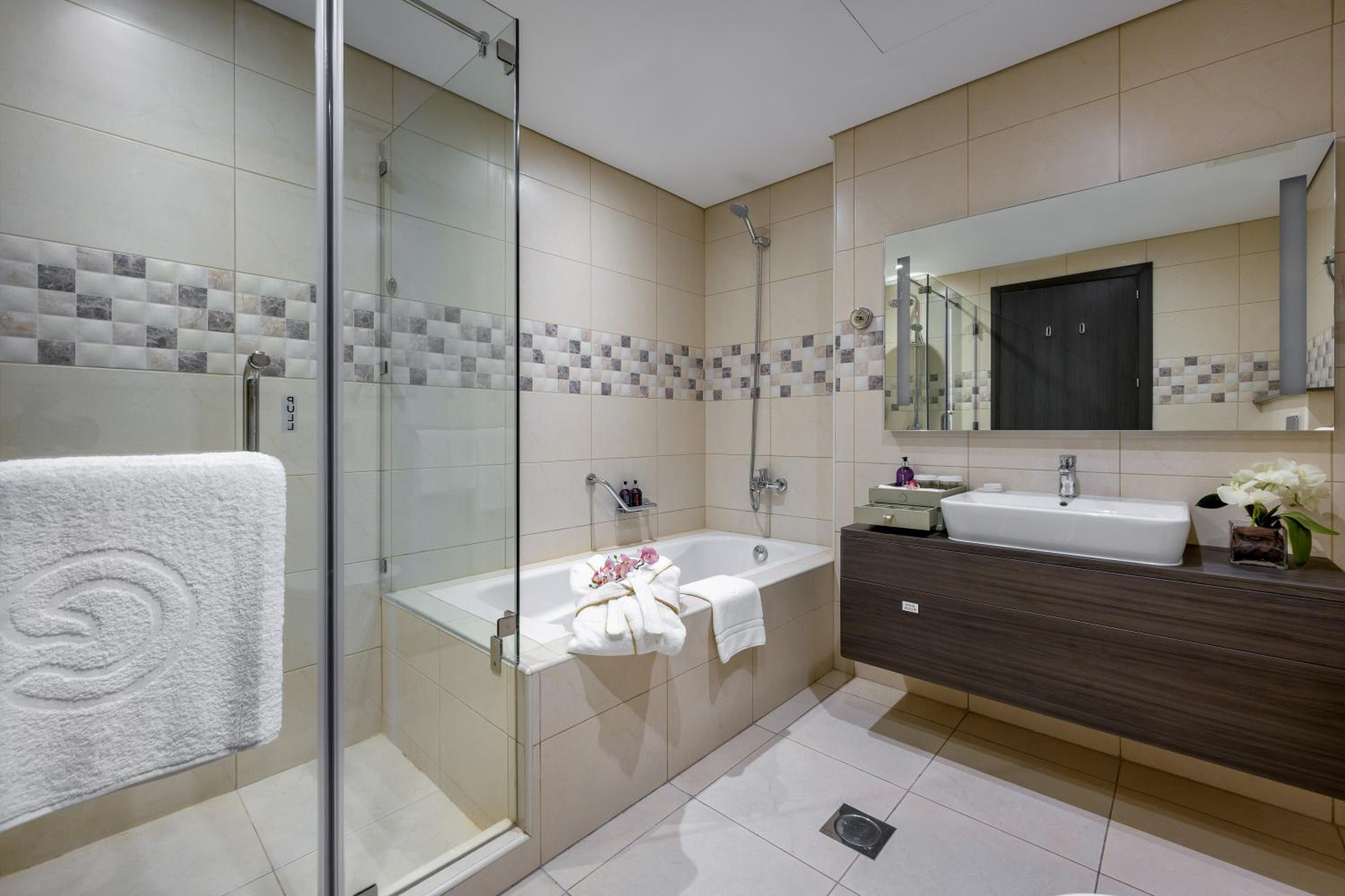 إقامة تنفيذية بسرير كينج بـ3 غرف نوم بإطلالة جزئية على البحر، Centara West Bay Hotel and Residences Doha 3/5