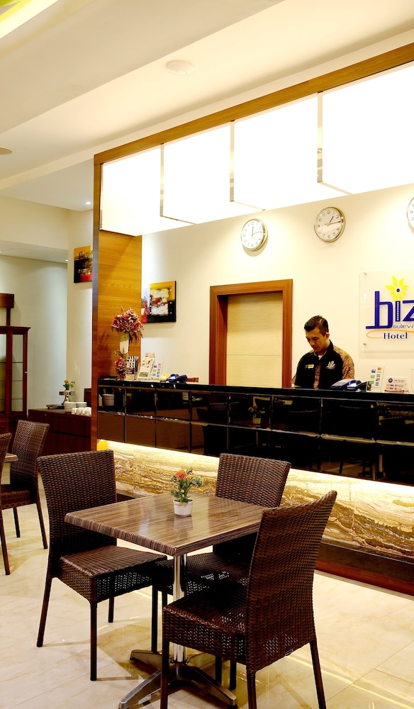 Biz Boulevard Hotel 20/21