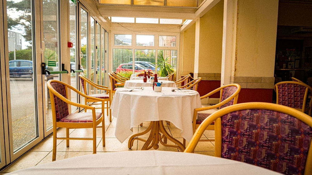 Elstead Hotel 35/50