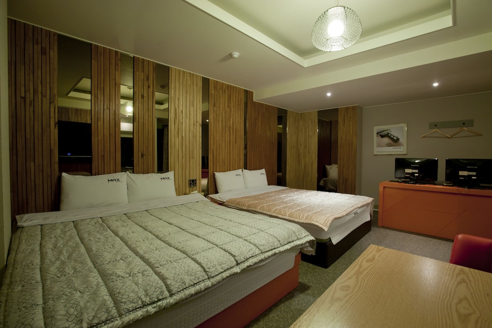 Max Motel 37/66