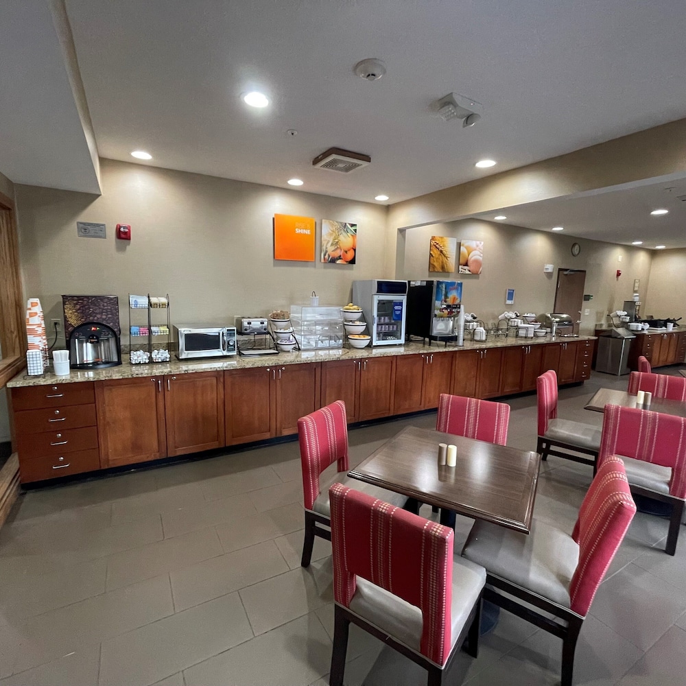 Comfort Inn North Polaris 33/38