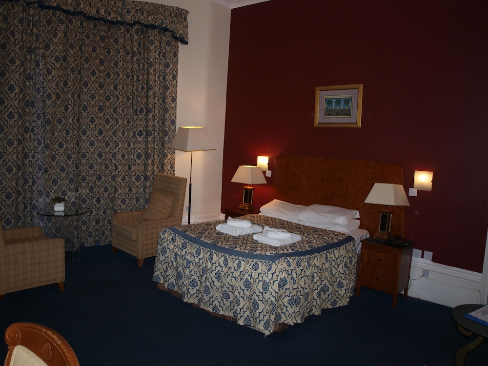 The Beach Hotel 48/48