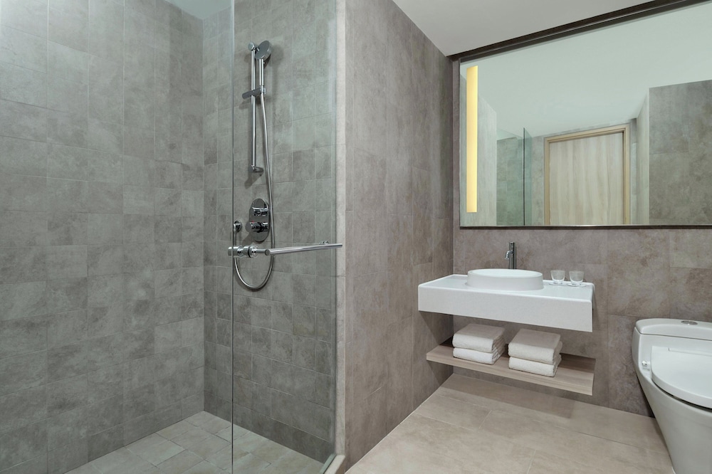 Premium, Deluxe, Twin Beds, Four Points by Sheraton Surabaya Pakuwon Indah 3/5
