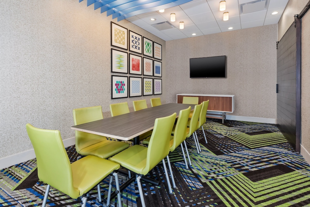 Holiday Inn Express Suites Grand Rapids Airport South 39/39