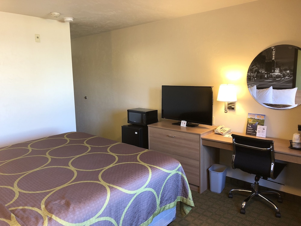 Super 8 By Wyndham Bend OR 19/50