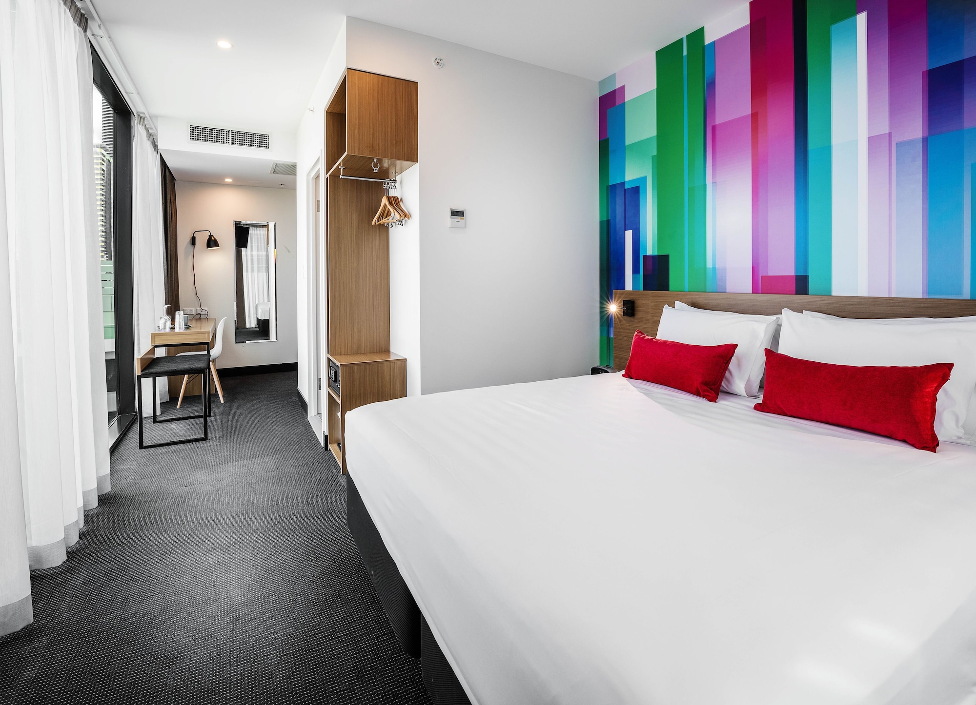 DELUXE, KING BED, CITY VIEW, CORNER