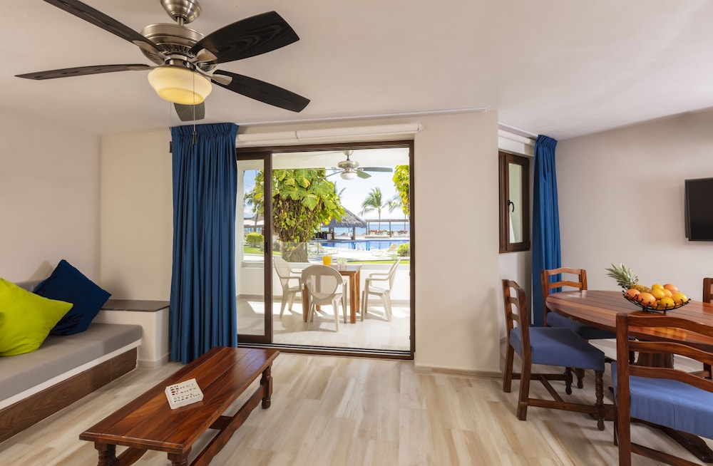 Vista Vallarta All Suites on the Beach 45/75
