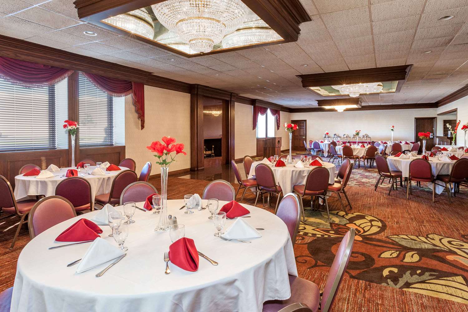 Days Inn & Suites By Wyndham Roseville/Detroit Area 9/15