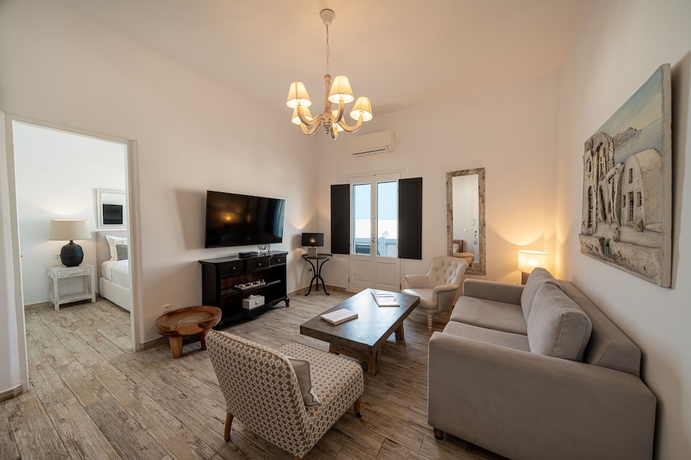 Aqua Luxury Suites 58/75