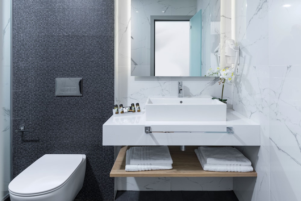 V Luxury Suites 49/50