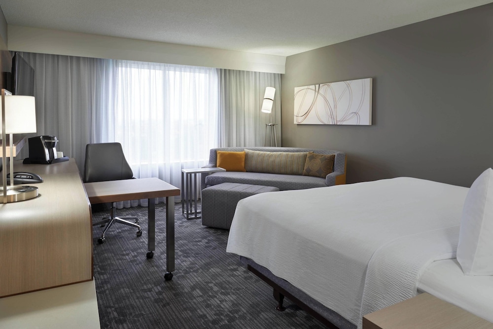 Room, King Bed, Airport View, Sofa