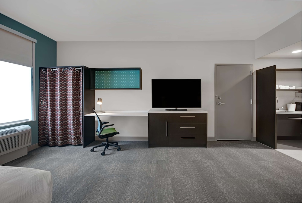 Home2 Suites by Hilton Milwaukee Downtown, WI 44/48