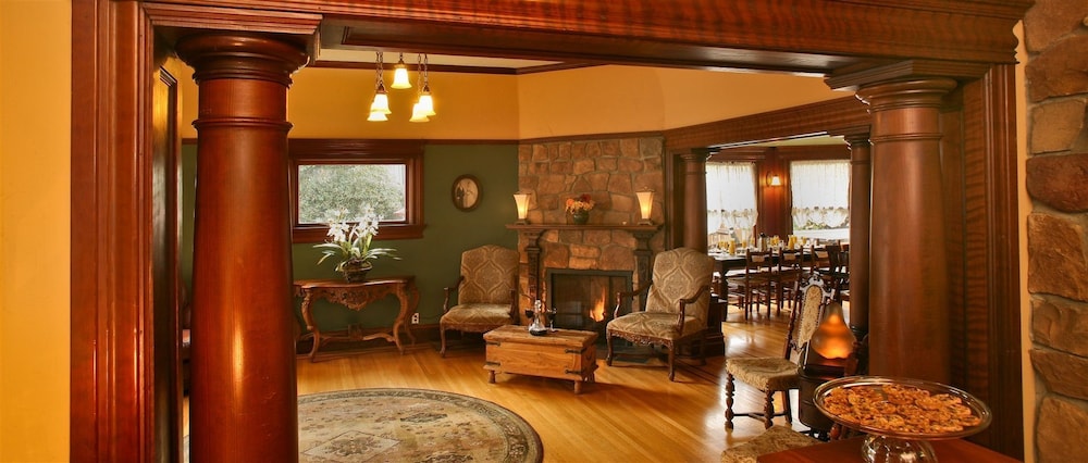 Cabernet House An Old World Inn 34/50