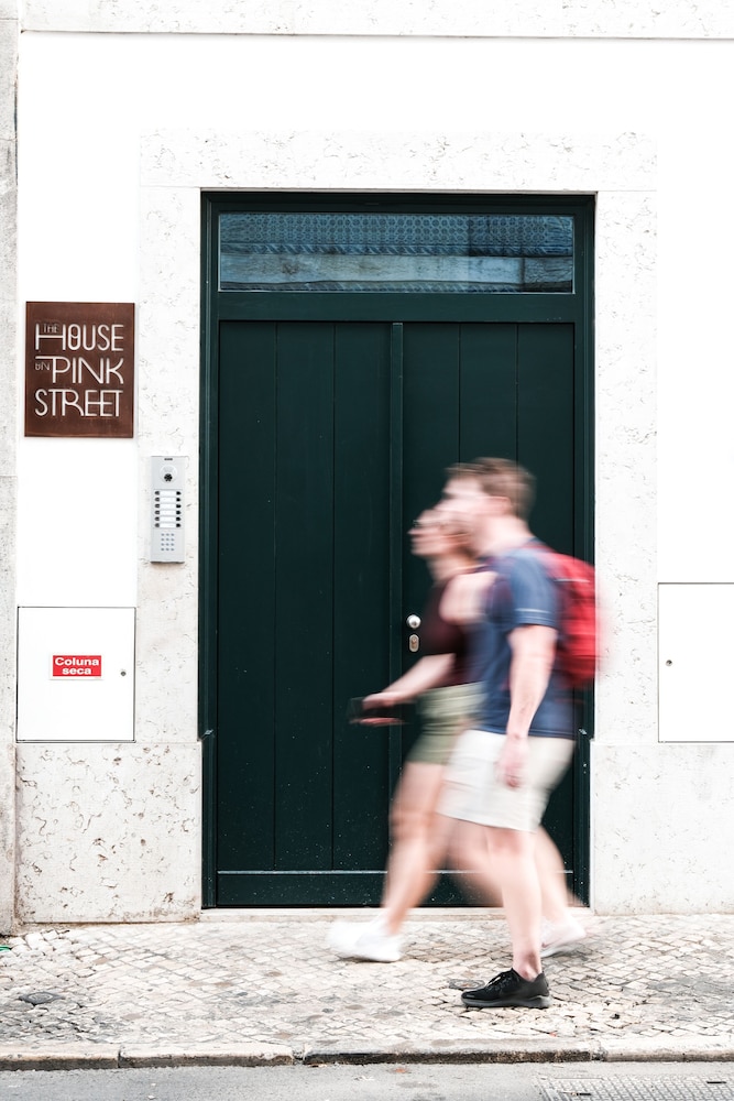The House on the Pink Street in Lisbon 2/32