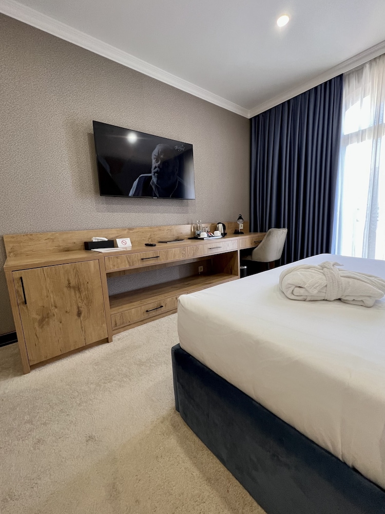SUPERIOR, KING BED, POOL VIEW