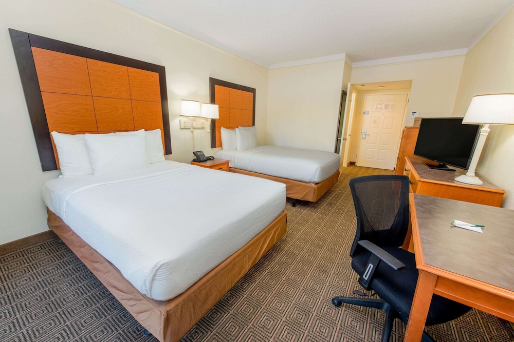 La Quinta Inn & Suites by Wyndham Ft Lauderdale Cypress Cr 16/44