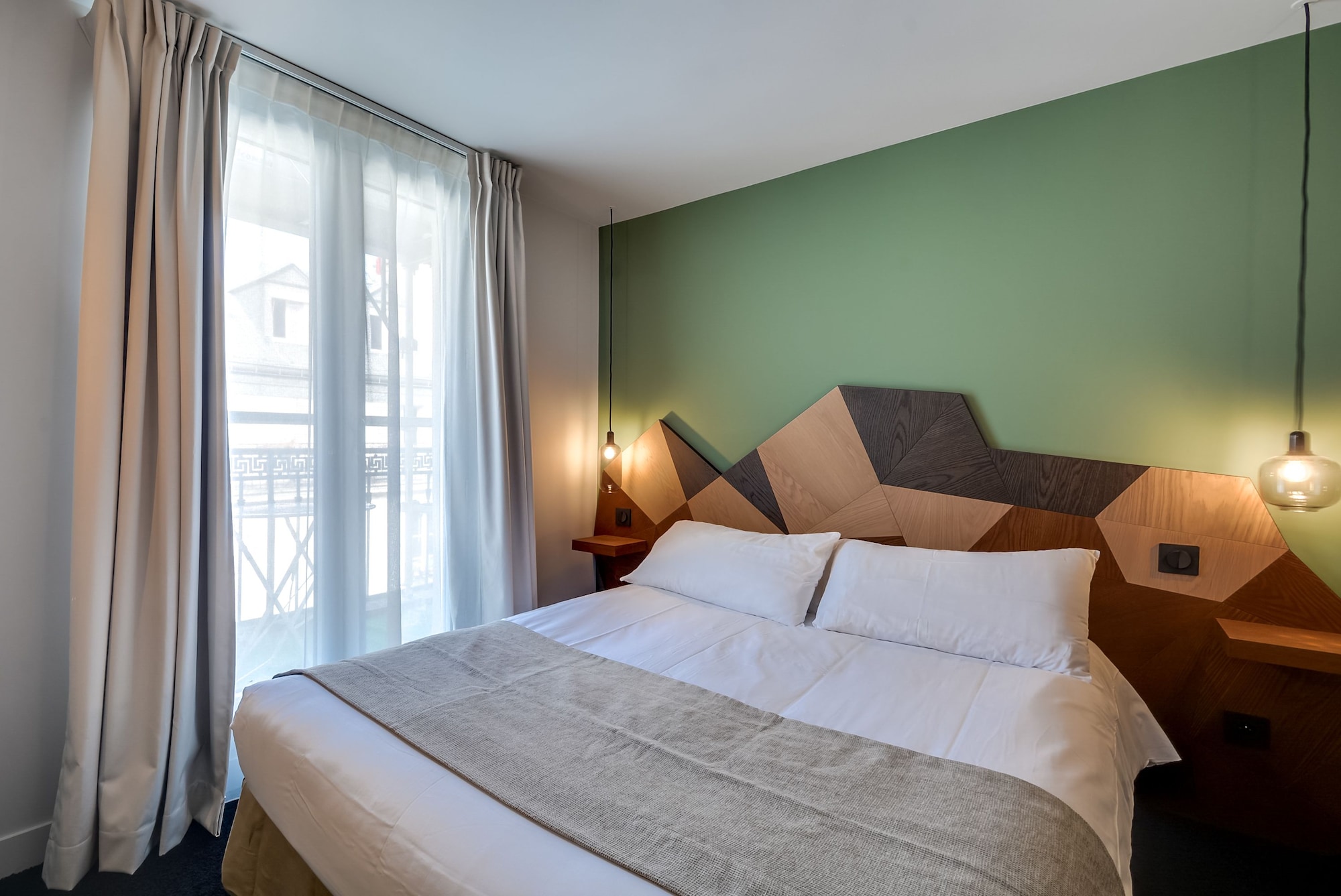 ROOM, DOUBLE BED