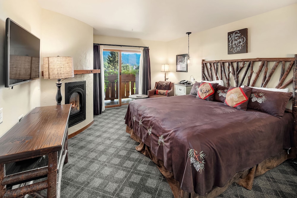 Deluxe, King Bed, Village View, Balcony