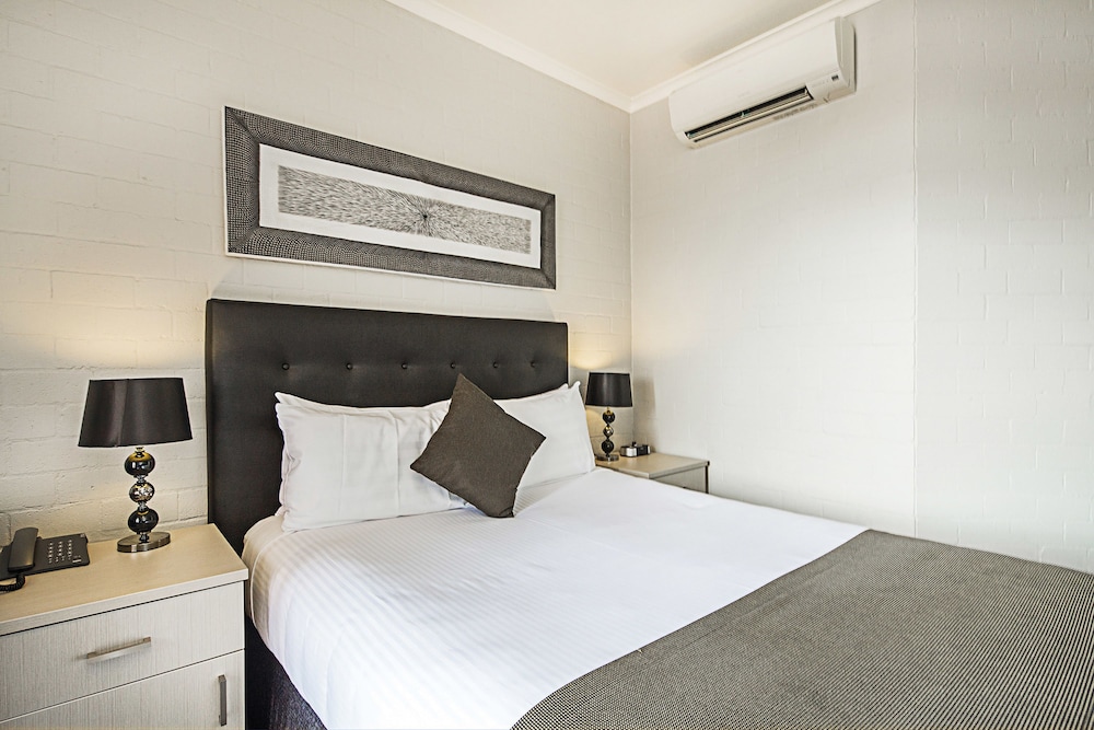 Pavilion Hotel Wagga Wagga 8/34