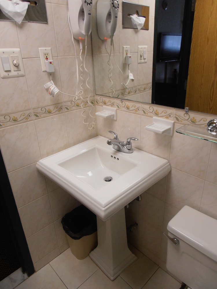The Floral Park Motor Lodge 34/56