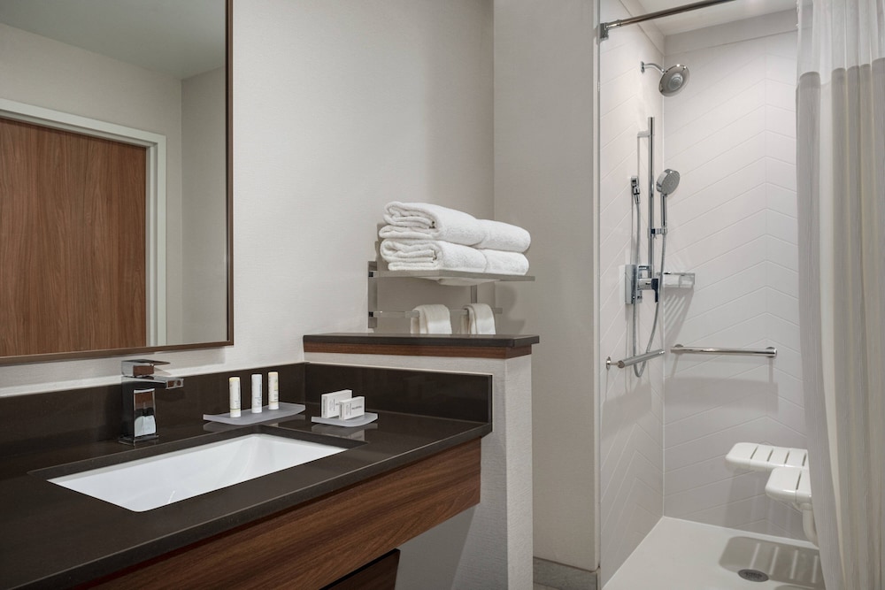 Fairfield Inn Suites Milwaukee West 9/38