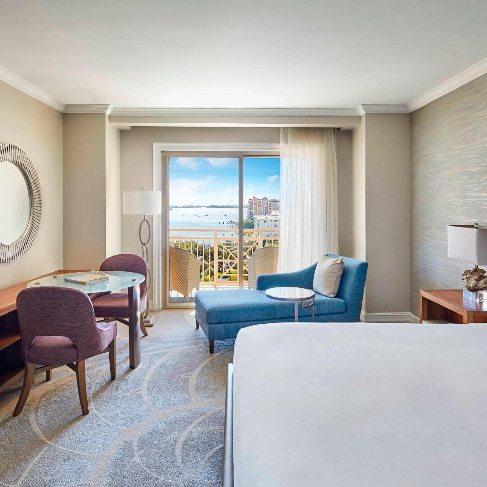 Guest Room, King Bed, Marina View, Club Floor, High Floor
