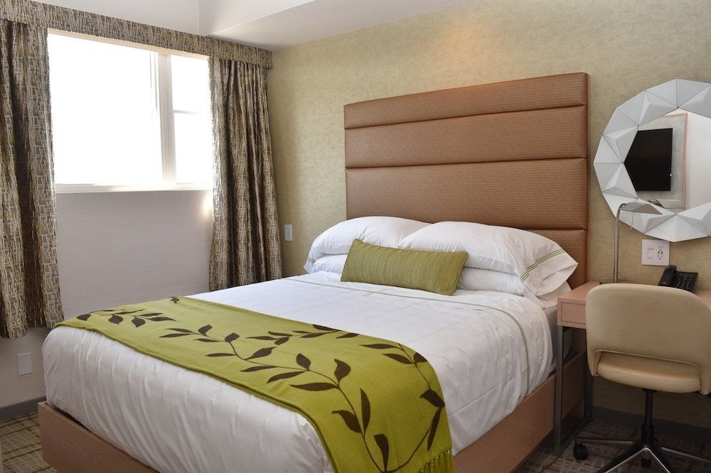 Cozy, Tower, Queen Bed