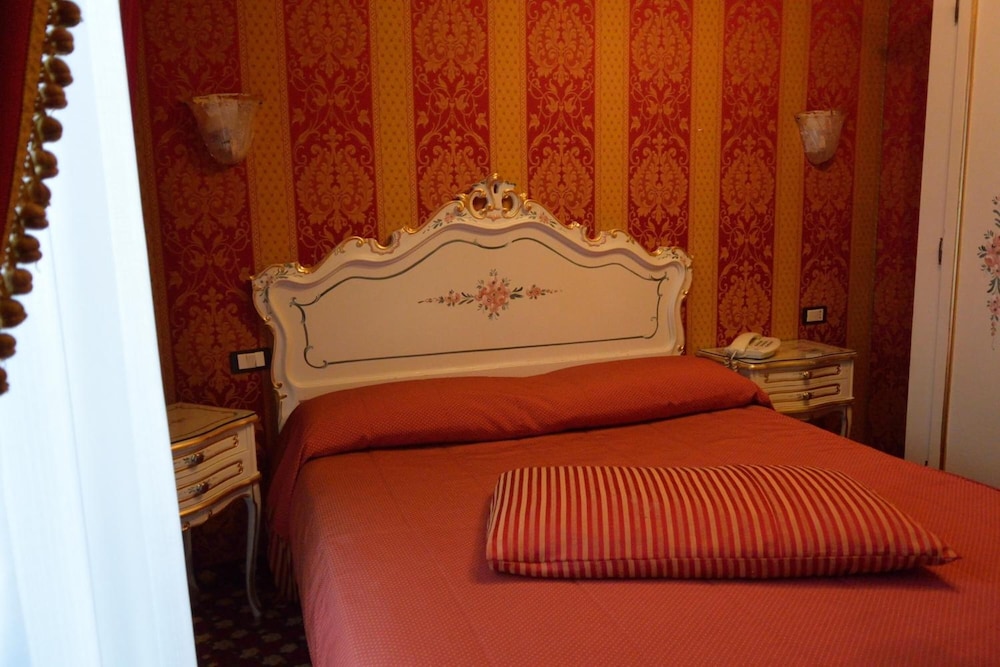 ROOM, QUADRUPLE