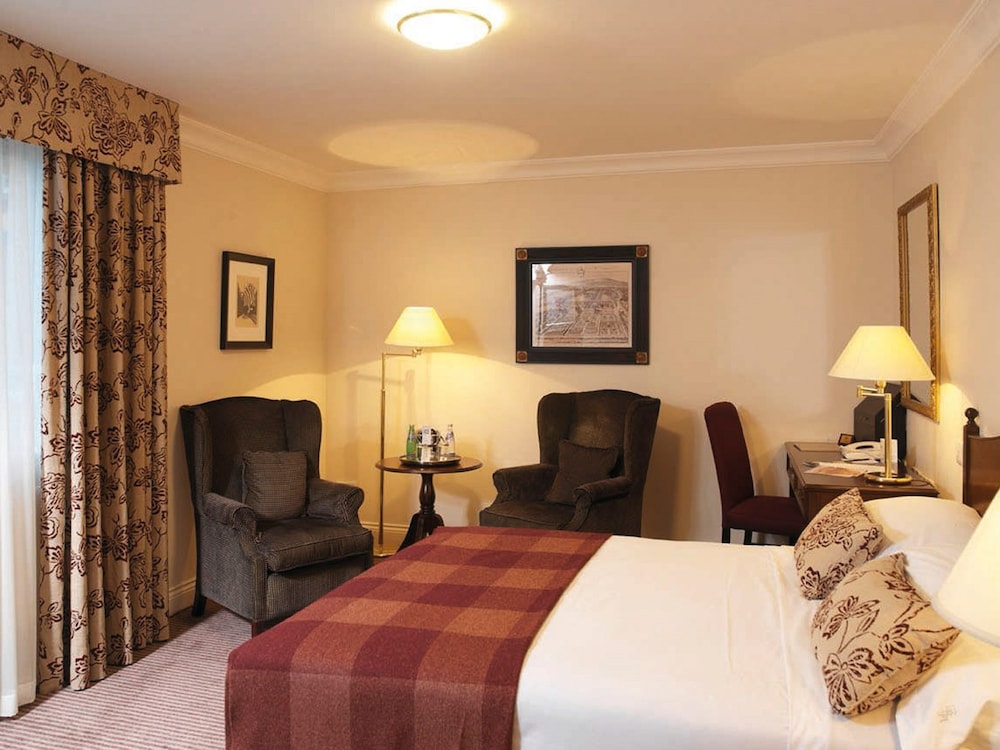 غرفة بسرير مزدوج لذوي الإعاقة، Macdonald Frimley Hall Hotel And Spa 3/5