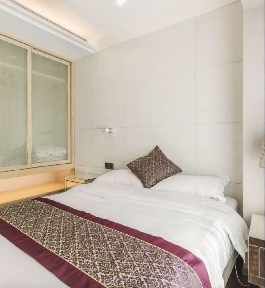 DELUXE, DOUBLE BED