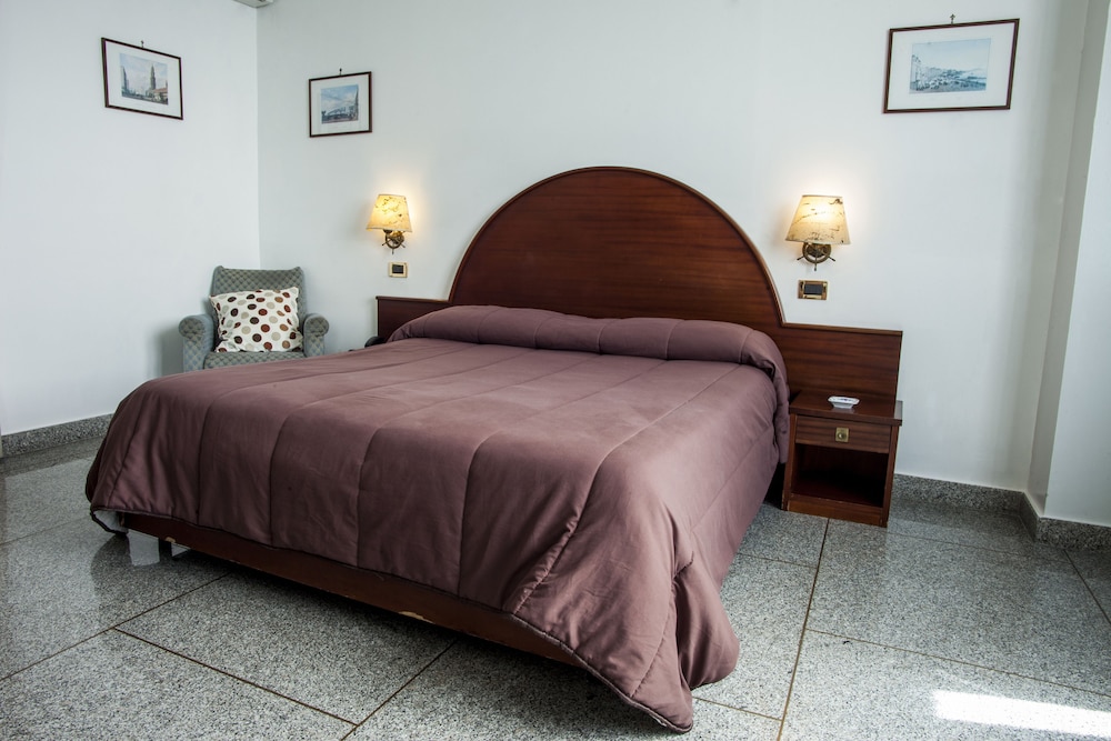 Room, Triple, 1 King and 1 Single Beds