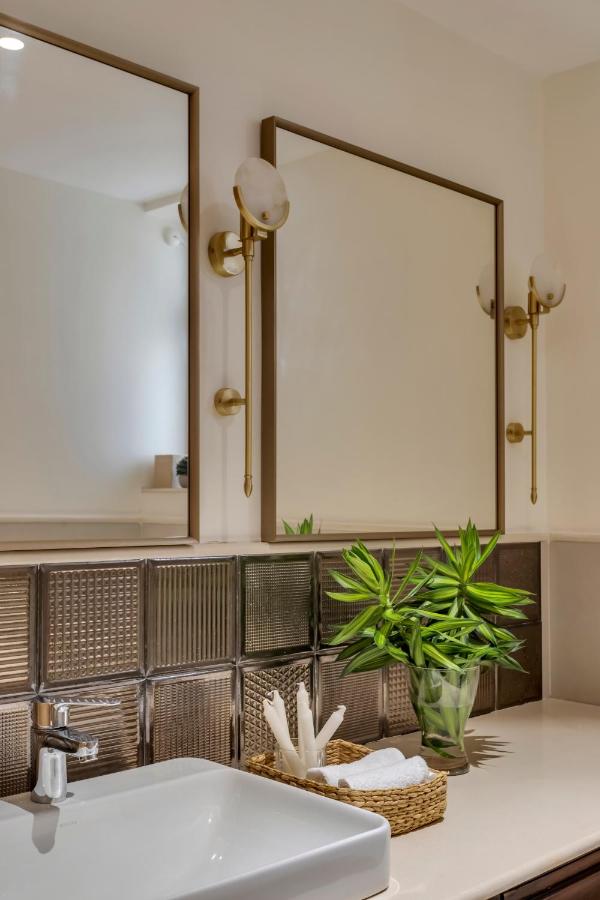 ELIVAAS 4 BHK with Pvt pool and Bar PinkSky 56/56