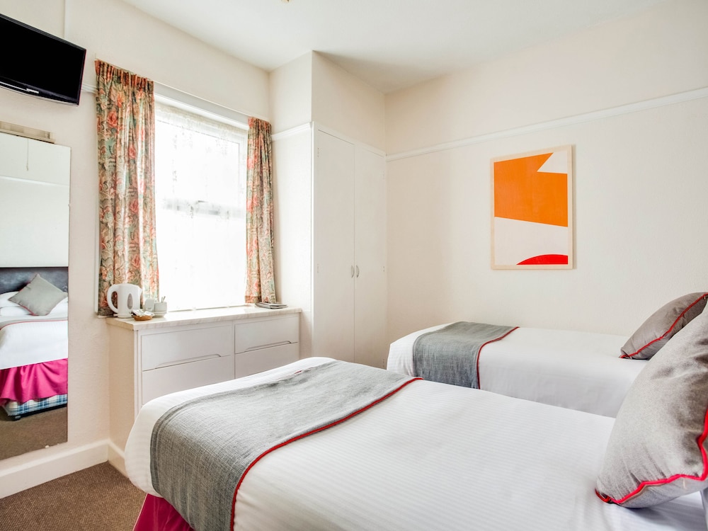 Oyo Godolphin Arms Hotel 13/67