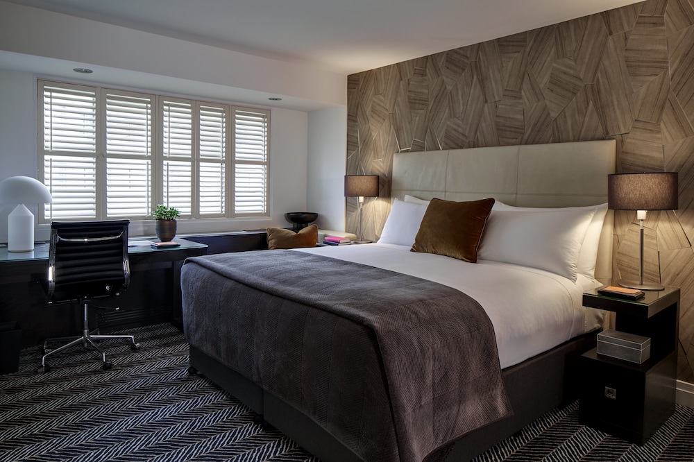 DELUXE, KING BED