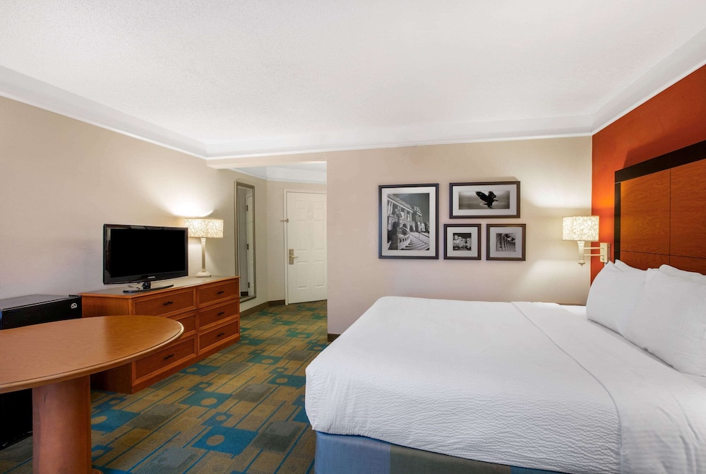 La Quinta Inn & Suites by Wyndham Greensboro NC 17/55