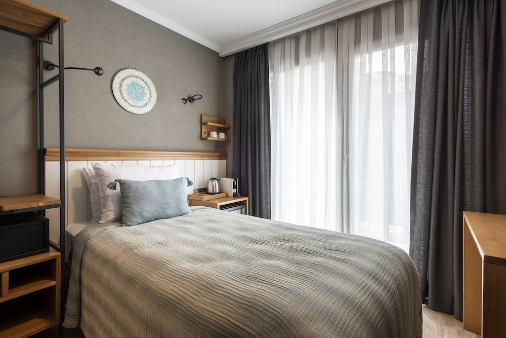 ROOM, SINGLE