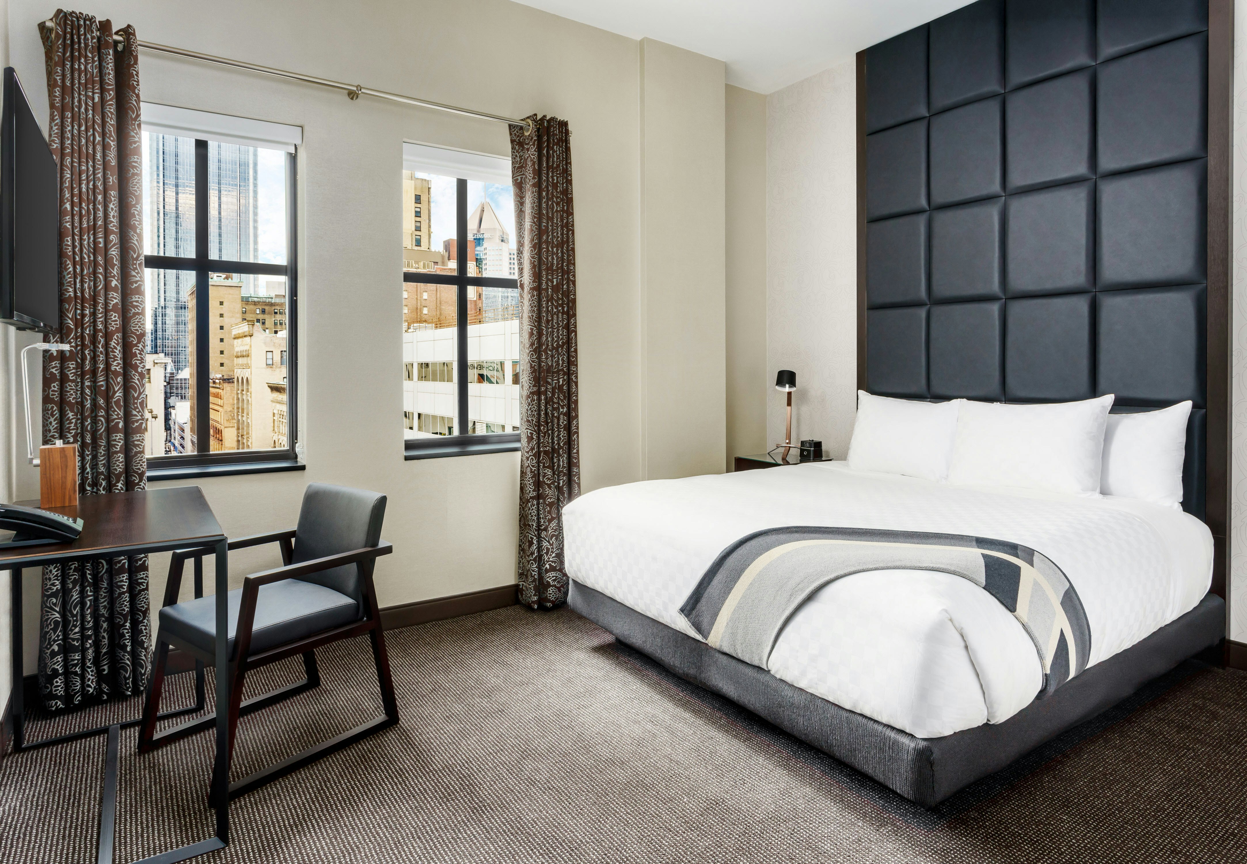 DELUXE, KING BED, ACCESSIBLE