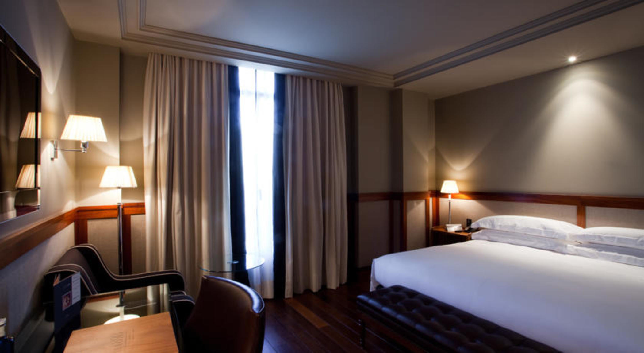 DELUXE, DOUBLE OR TWIN BED