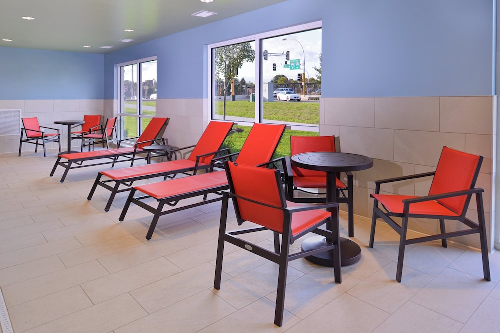Holiday Inn Express and Suites - Mall of America - MSP Airport 50/68