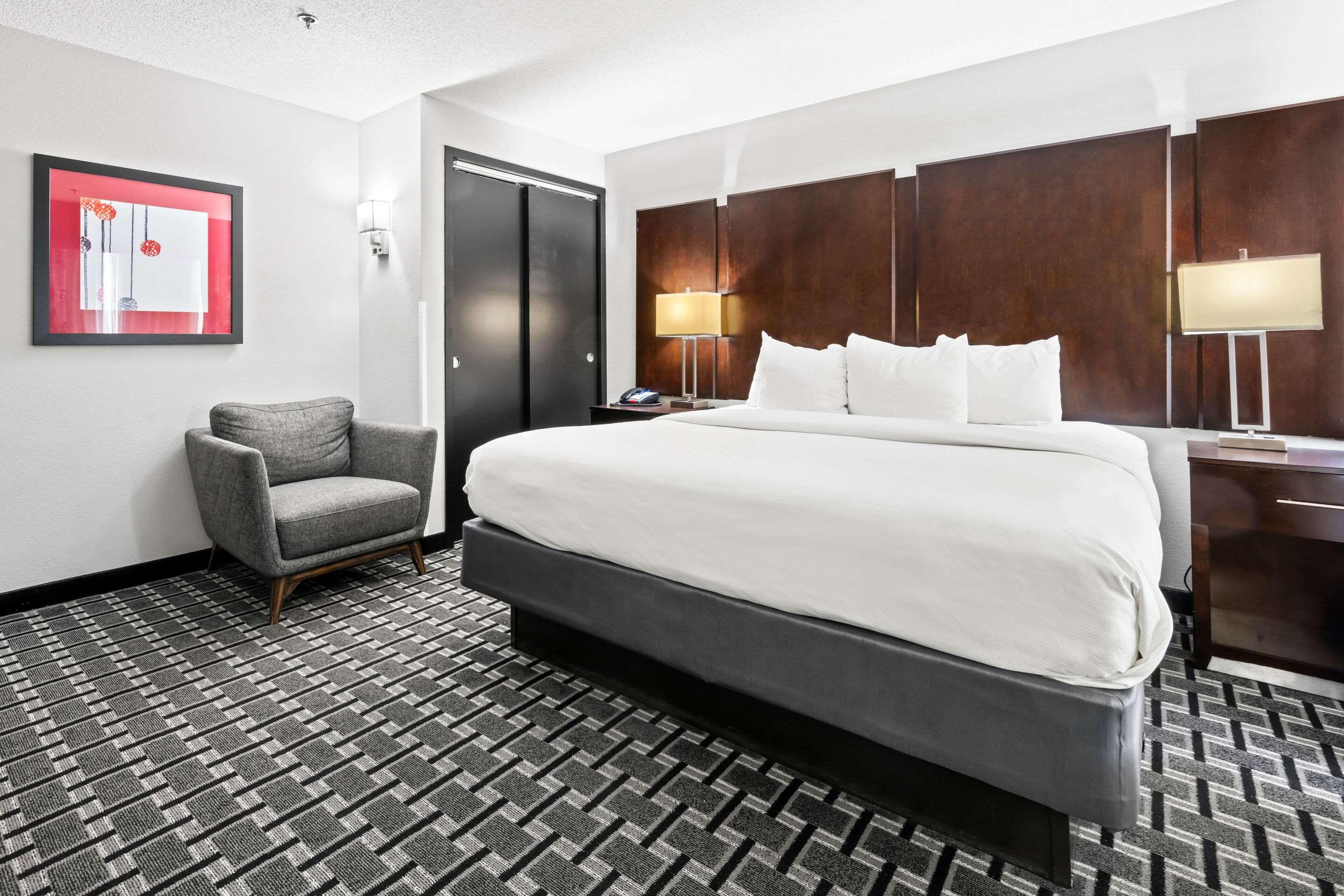 SUITE, 1 KING AND 2 QUEEN BEDS